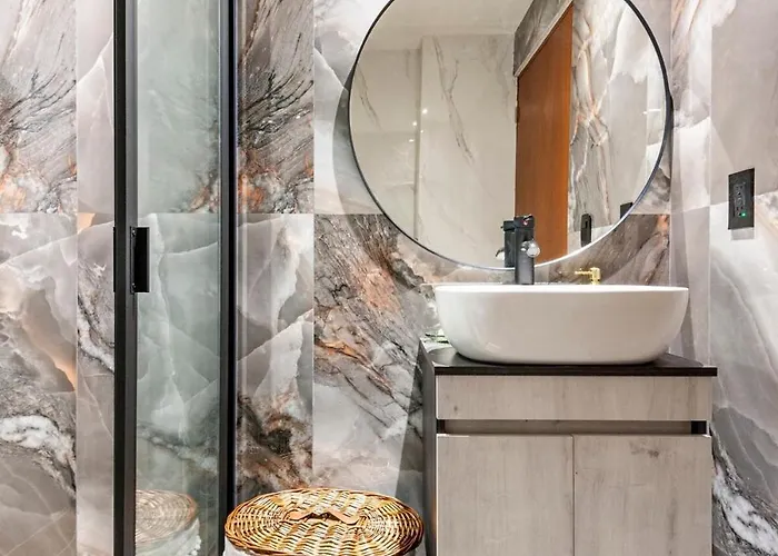 Apartment Luxury With Amazing Pool, Gym, Sauna, Wifi *