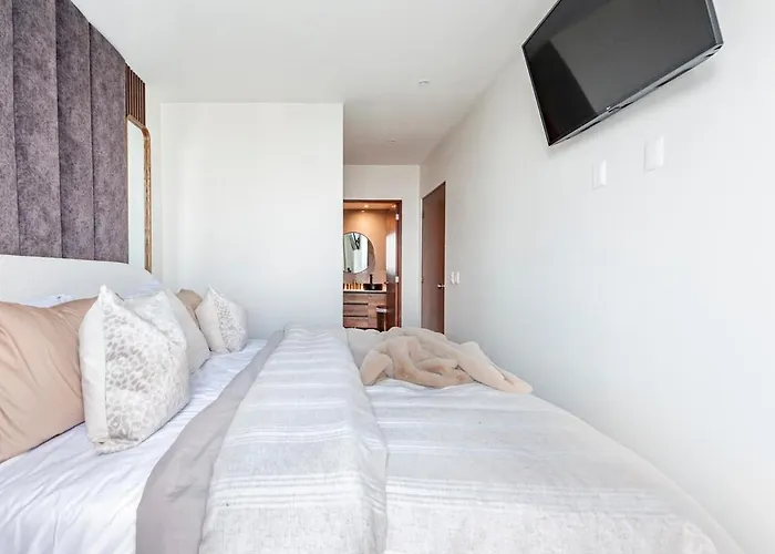 Luxury With Amazing Pool, Gym, Sauna, Wifi Apartment *